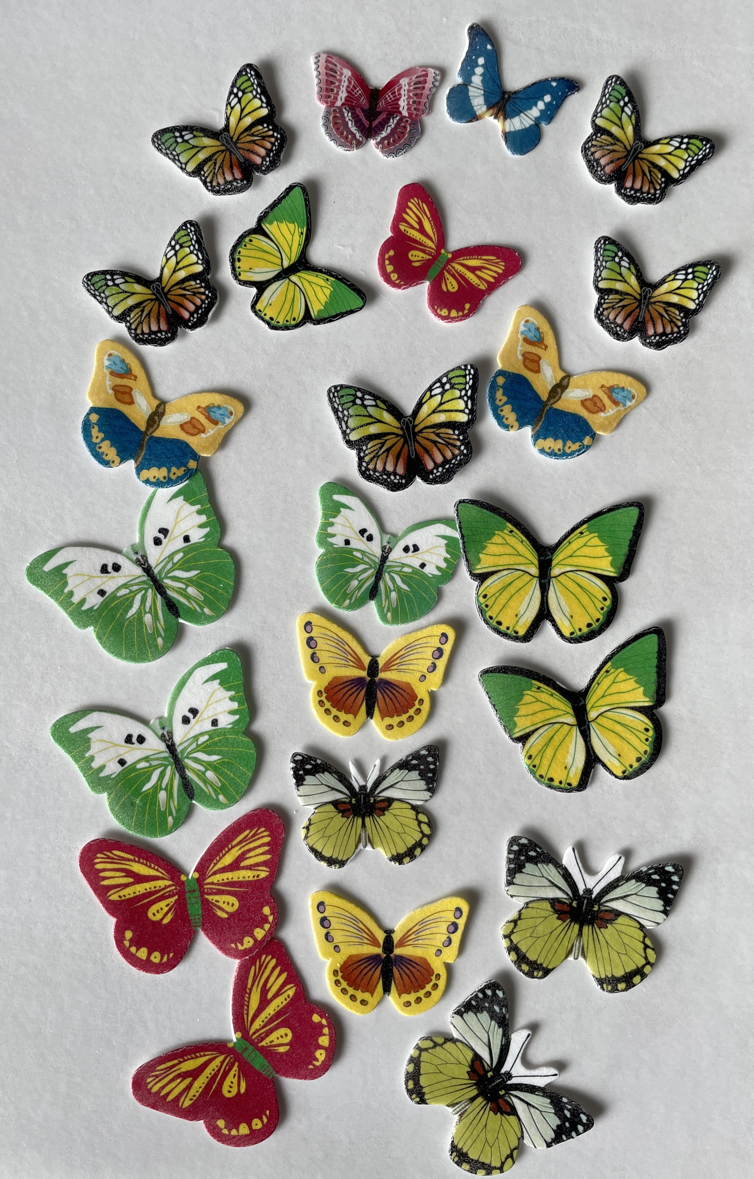 Sada vysekaných motýlků z jedlého papíru - 23 ks